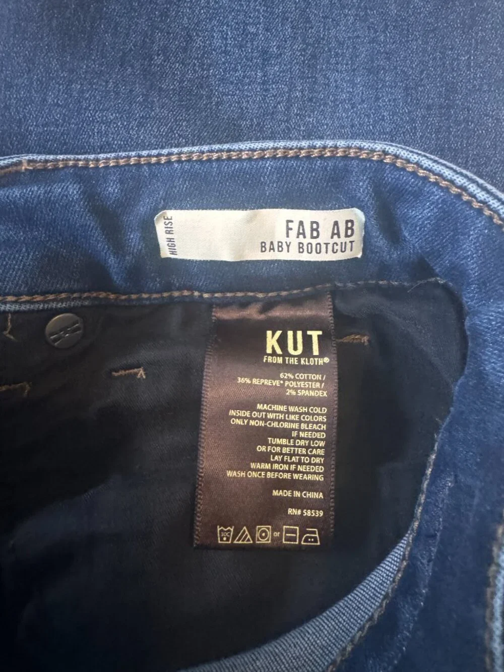 Flattering! Kut from the Kloth Fab Ab Baby Bootcut Jeans — Size 6